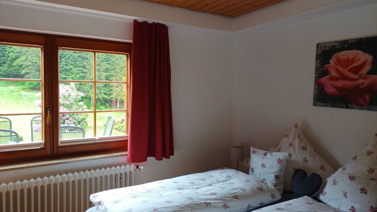 Schlafzimmer mit erhöhten Betten Schlafzimmer mit erhöhten Betten